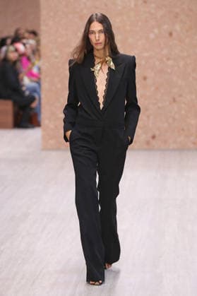 PFW - Chloe Runway A model walks the runway during the Chloe Ready to Wear Spring Summer 2027 fashion show as part of Paris Fashion Week on October 1, 2026 in Paris, France. Photo by Alain-Gil Gonzalez ABACAPRESS.COM Paris Ile-de-France France  Copyright: xGonzalezxAlain-Gil ABACAx