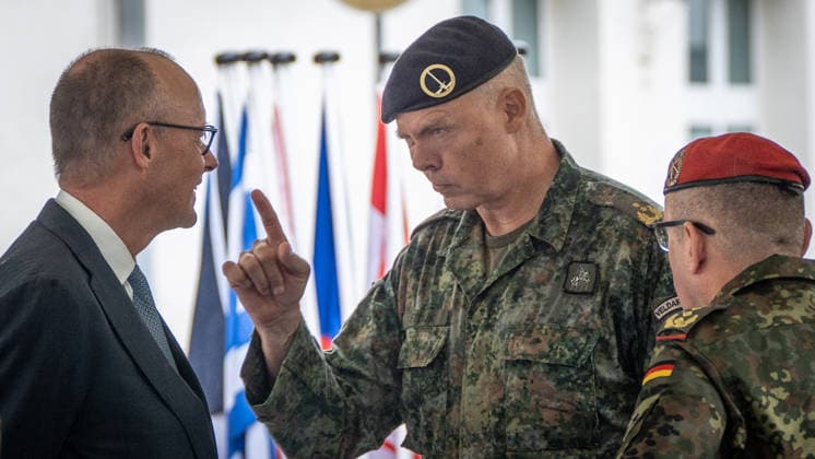 Wilfred Rietdijk, Major General and Deputy Commander of the 1st German-Dutch Corps (center), with Federal Chancellor Friedrich Merz (left) and Carsten Breuer, Inspector General of the Bundeswehr (wearing a red beret), during the welcome ceremony for the Federal Chancellor. Meetin