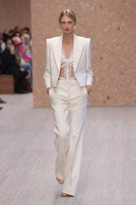 PFW - Chloe Runway A model walks the runway during the Chloe Ready to Wear Spring Summer 2027 fashion show as part of Paris Fashion Week on October 1, 2026 in Paris, France. Photo by Alain-Gil Gonzalez ABACAPRESS.COM Paris Ile-de-France France  Copyright: xGonzalezxAlain-Gil ABACAx