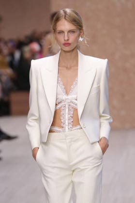 PFW - Chloe Runway A model walks the runway during the Chloe Ready to Wear Spring Summer 2027 fashion show as part of Paris Fashion Week on October 1, 2026 in Paris, France. Photo by Alain-Gil Gonzalez ABACAPRESS.COM Paris Ile-de-France France  Copyright: xGonzalezxAlain-Gil ABACAx