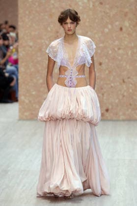 PFW - Chloe Runway A model walks the runway during the Chloe Ready to Wear Spring Summer 2027 fashion show as part of Paris Fashion Week on October 1, 2026 in Paris, France. Photo by Alain-Gil Gonzalez ABACAPRESS.COM Paris Ile-de-France France  Copyright: xGonzalezxAlain-Gil ABACAx