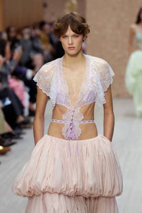 PFW - Chloe Runway A model walks the runway during the Chloe Ready to Wear Spring Summer 2027 fashion show as part of Paris Fashion Week on October 1, 2026 in Paris, France. Photo by Alain-Gil Gonzalez ABACAPRESS.COM Paris Ile-de-France France  Copyright: xGonzalezxAlain-Gil ABACAx