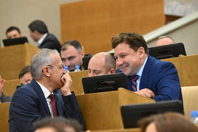 Moscow. The first session of the State Duma of the Russian Federation of the ninth convocation. Deputy Chairman of the State Duma Committee on Construction, Housing and Utilities Nikolai Alekseenko (right) before the session. KomsomolskayaxPravda