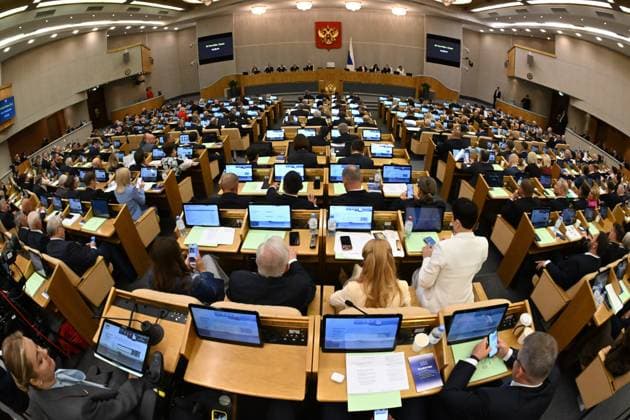 Moscow. The first session of the State Duma of the Russian Federation of the ninth convocation. Deputies before Russian President Vladimir Putin s address. KomsomolskayaxPravda