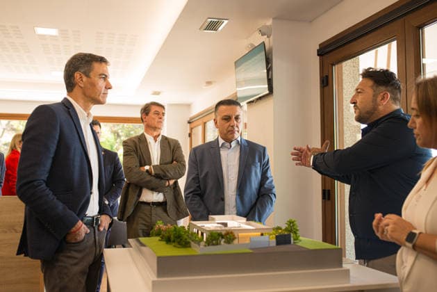Pedro Sánchez Visits O Grove, Pontevedra The Prime Minister, Pedro Sánchez, during a visit to the company Caslua Import on October 1, 2026, in O Grove, Pontevedra, Galicia, Spain. Caslua Import specializes in the manufacture of industrialized housing and capsule homes. OCTOBER 1, 2026 Elena Ferná O Grove, Pontevedra, Galicia O Grove, Pontevedra, Galicia, Spain Copyright: xElenaxFernandezx 7812976