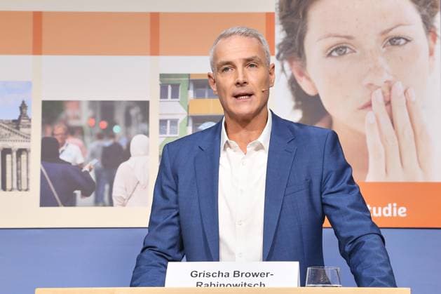 Berlin, Germany, October 1, 2026, Federal Press Conference Center, Press Conference: R V Insurance Study, The Fears of Germans in 2026, Grischa Brower Rabinowitsch Copyright: xdtsxNachrichtenagenturx dts_137051