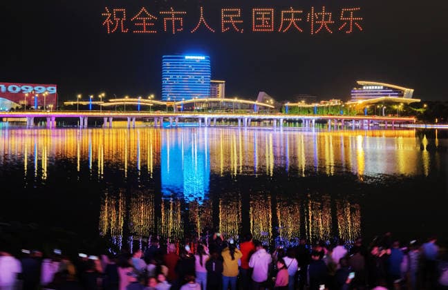 YANGZHOU, CHINA - OCTOBER 01: Citizens and tourists watch a drone light show at Mingyue Lake Park on October 1, 2026 in Yangzhou, Jiangsu Province of China. The event was held to celebrate China s National Day.  Copyright: xVCGx 111670982398