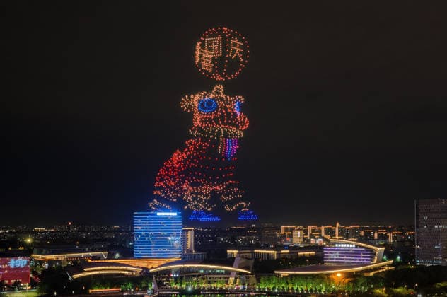 YANGZHOU, CHINA - OCTOBER 01: Citizens and tourists watch a drone light show at Mingyue Lake Park on October 1, 2026 in Yangzhou, Jiangsu Province of China. The event was held to celebrate China s National Day.  Copyright: xVCGx 111670982385