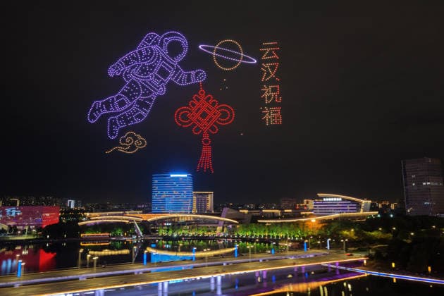 YANGZHOU, CHINA - OCTOBER 01: Citizens and tourists watch a drone light show at Mingyue Lake Park on October 1, 2026 in Yangzhou, Jiangsu Province of China. The event was held to celebrate China s National Day.  Copyright: xVCGx 111670982386