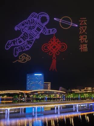 YANGZHOU, CHINA - OCTOBER 01: Citizens and tourists watch a drone light show at Mingyue Lake Park on October 1, 2026 in Yangzhou, Jiangsu Province of China. The event was held to celebrate China s National Day.  Copyright: xVCGx 111670982387