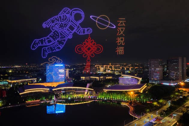 YANGZHOU, CHINA - OCTOBER 01: Citizens and tourists watch a drone light show at Mingyue Lake Park on October 1, 2026 in Yangzhou, Jiangsu Province of China. The event was held to celebrate China s National Day.  Copyright: xVCGx 111670982388
