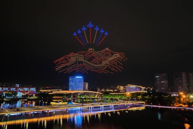 YANGZHOU, CHINA - OCTOBER 01: Citizens and tourists watch a drone light show at Mingyue Lake Park on October 1, 2026 in Yangzhou, Jiangsu Province of China. The event was held to celebrate China s National Day.  Copyright: xVCGx 111670982391