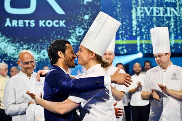 STOCKHOLM, SWEDEN 20261001 Evelina Änggren wins Chef of the Year and receives her medal from Prince Carl Philip during the Chef of the Year 2026 finals at Annexet in Stockholm STOCKHOLM SWEDEN x10040x  Copyright: xAndersxWiklund TTx ARETS KOCK 2026 jhXuV1kDdnU
