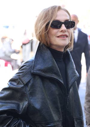 Isabelle Huppert arrives at the Balenciaga Spring Summer 2027 Women’s Ready-to-Wear fashion show during Paris Fashion Week (PFW) at the Tennis Club de Paris, France, on October 1, 2026. Denis Guignebourg, Bestimage. Arrivals at the Balenciaga fashion show as part of Paris RTW Spring Summer 2027 Fashion Week, held at the Tennis Club de Paris on October 1, 2026, in Paris, France. Paris, France  Copyright: xDenisxGuignebourgx xBestimagexDenisxGuignebourgx xBestimagex