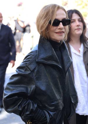 Isabelle Huppert arrives at the Balenciaga Spring Summer 2027 Women’s Ready-to-Wear fashion show during Paris Fashion Week (PFW) at the Tennis Club de Paris, France, on October 1, 2026. Denis Guignebourg, Bestimage. Arrivals at the Balenciaga fashion show as part of Paris RTW Spring Summer 2027 Fashion Week, held at the Tennis Club de Paris on October 1, 2026, in Paris, France. Paris, France  Copyright: xDenisxGuignebourgx xBestimagexDenisxGuignebourgx xBestimagex