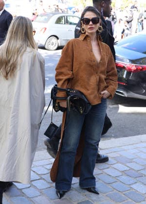 Demet Özdemir arrives at the Balenciaga Spring Summer 2027 Women’s Ready-to-Wear show during Paris Fashion Week (PFW) at the Tennis Club de Paris, France, on October 1, 2026. Denis Guignebourg, Bestimage. Arrivals at the Balenciaga fashion show as part of Paris Ready-to-Wear Spring Summer 2027 Fashion Week, held at the Tennis Club de Paris on October 1, 2026, in Paris, France. Paris, France  Copyright: xDenisxGuignebourgx xBestimagexDenisxGuignebourgx xBestimagex