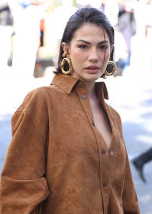 Demet Özdemir arrives at the Balenciaga Spring Summer 2027 Women’s Ready-to-Wear show during Paris Fashion Week (PFW) at the Tennis Club de Paris, France, on October 1, 2026. Denis Guignebourg, Bestimage. Arrivals at the Balenciaga fashion show as part of Paris Ready-to-Wear Spring Summer 2027 Fashion Week, held at the Tennis Club de Paris on October 1, 2026, in Paris, France. Paris, France  Copyright: xDenisxGuignebourgx xBestimagexDenisxGuignebourgx xBestimagex