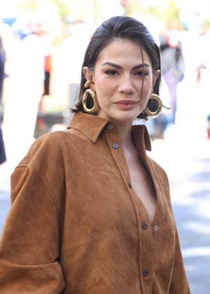 Demet Özdemir arrives at the Balenciaga Spring Summer 2027 Women’s Ready-to-Wear show during Paris Fashion Week (PFW) at the Tennis Club de Paris, France, on October 1, 2026. Denis Guignebourg, Bestimage. Arrivals at the Balenciaga fashion show as part of Paris Ready-to-Wear Spring Summer 2027 Fashion Week, held at the Tennis Club de Paris on October 1, 2026, in Paris, France. Paris, France  Copyright: xDenisxGuignebourgx xBestimagexDenisxGuignebourgx xBestimagex