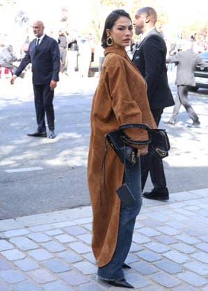 Demet Özdemir arrives at the Balenciaga Spring Summer 2027 Women’s Ready-to-Wear show during Paris Fashion Week (PFW) at the Tennis Club de Paris, France, on October 1, 2026. Denis Guignebourg, Bestimage. Arrivals at the Balenciaga fashion show as part of Paris Ready-to-Wear Spring Summer 2027 Fashion Week, held at the Tennis Club de Paris on October 1, 2026, in Paris, France. Paris, France  Copyright: xDenisxGuignebourgx xBestimagexDenisxGuignebourgx xBestimagex