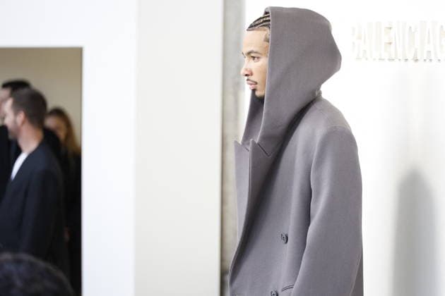 Hugo Ekitike arrives at the Balenciaga Spring Summer 2027 Women’s Ready-to-Wear show during Paris Fashion Week (PFW) at the Tennis Club de Paris, France, on October 1, 2026. Christophe Aubert, Bestimage. Arrivals at the Balenciaga fashion show as part of Paris RTW Spring Summer 2027 Fashion Week, held at the Tennis Club de Paris on October 1, 2026, in Paris, France. Paris, France  Copyright: xChristophexAubertx xBestimagexChristophexAubertx xBestimagex