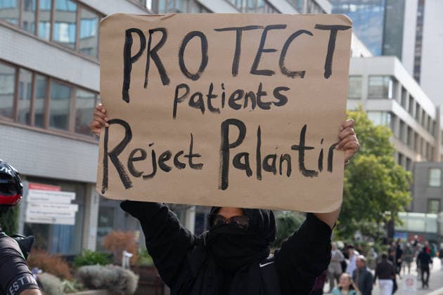 People vs Palantir International Day of Action at Guy s and St Thomas Hospital, London, UK - Thu 01 Oct 2026 Protestors against American data analytics company Palantir gather outside of Guy s and St Thomas Hospital in London, England, UK on Thursday 1 October, 2026 as part of the People vs Palantir International Day of Action calling on NHS England to cancel its £330 million, seven-year contract with Palantir which was awarded in November 2023 to run the nationwide Federated Data Platform (FDP) ., Credit:Justin Ng Avalon UK, England, London, Guy s and St Thomas Hospital Copyright: xJustinxNgx xAvalonx 1139792528