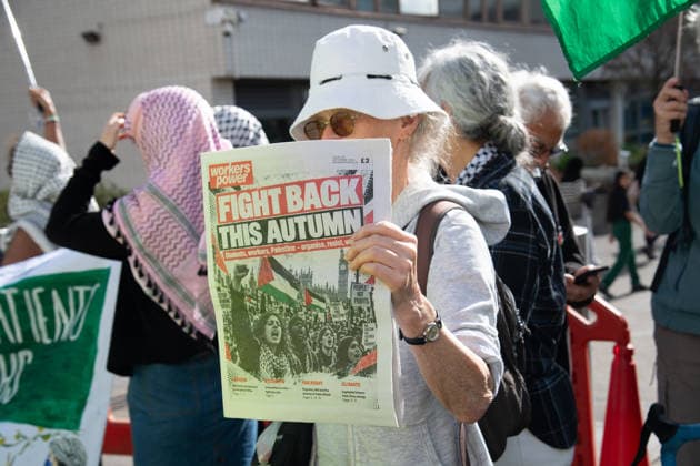 People vs Palantir International Day of Action at Guy s and St Thomas Hospital, London, UK - Thu 01 Oct 2026 Protestors against American data analytics company Palantir gather outside of Guy s and St Thomas Hospital in London, England, UK on Thursday 1 October, 2026 as part of the People vs Palantir International Day of Action calling on NHS England to cancel its £330 million, seven-year contract with Palantir which was awarded in November 2023 to run the nationwide Federated Data Platform (FDP) ., Credit:Justin Ng Avalon UK, England, London, Guy s and St Thomas Hospital Copyright: xJustinxNgx xAvalonx 1139792539