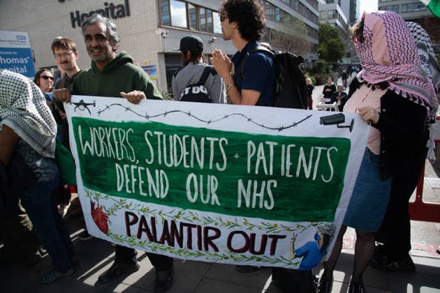 People vs Palantir International Day of Action at Guy s and St Thomas Hospital, London, UK - Thu 01 Oct 2026 Protestors against American data analytics company Palantir gather outside of Guy s and St Thomas Hospital in London, England, UK on Thursday 1 October, 2026 as part of the People vs Palantir International Day of Action calling on NHS England to cancel its £330 million, seven-year contract with Palantir which was awarded in November 2023 to run the nationwide Federated Data Platform (FDP) ., Credit:Justin Ng Avalon UK, England, London, Guy s and St Thomas Hospital Copyright: xJustinxNgx xAvalonx 1139792543