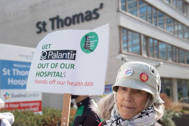 People vs Palantir International Day of Action at Guy s and St Thomas Hospital, London, UK - Thu 01 Oct 2026 Protestors against American data analytics company Palantir gather outside of Guy s and St Thomas Hospital in London, England, UK on Thursday 1 October, 2026 as part of the People vs Palantir International Day of Action calling on NHS England to cancel its £330 million, seven-year contract with Palantir which was awarded in November 2023 to run the nationwide Federated Data Platform (FDP) ., Credit:Justin Ng Avalon UK, England, London, Guy s and St Thomas Hospital Copyright: xJustinxNgx xAvalonx 1139792575