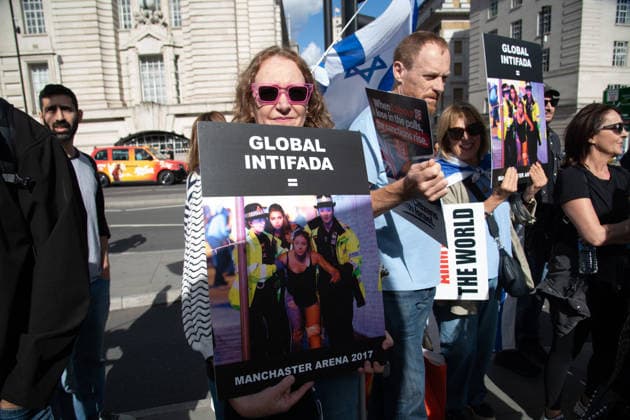People vs Palantir International Day of Action at Guy s and St Thomas Hospital, London, UK - Thu 01 Oct 2026 Pro Israel and Pro Palantir counter protestors can be seen with Protestors against American data analytics company Palantir gather outside of Guy s and St Thomas Hospital in London, England, UK on Thursday 1 October, 2026 as part of the People vs Palantir International Day of Action calling on NHS England to cancel its £330 million, seven-year contract with Palantir which was awarded in November 2023 to run the nationwide Federated Data Platform (FDP) ., Credit:Justin Ng Avalon UK, England, London, Guy s and St Thomas Hospital Copyright: xJustinxNgx xAvalonx 1139792583