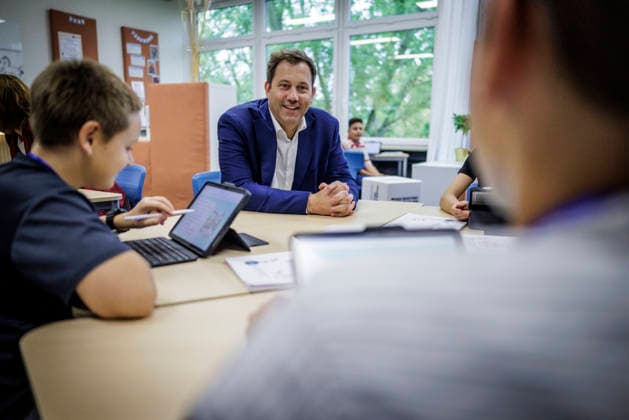 Lars Klingbeil, Federal Minister of Finance, photographed during his Future Tour through Lower Saxony. Here, he is visiting the Oskar Schindler Comprehensive School in Hildesheim. The students are working with iPads that were financed with funds from the federal government’s special fund. Photographed on behalf of the Federal Ministry of Finance, Hildesheim, Germany Copyright: xThomasxKoehlerx