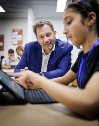 Lars Klingbeil, Federal Minister of Finance, photographed during his Future Tour through Lower Saxony. Here, he is visiting the Oskar Schindler Comprehensive School in Hildesheim. The students are working with iPads that were financed with funds from the German federal government’s special fund. Photographed on behalf of the Federal Ministry of Finance, Hildesheim, Germany Copyright: xThomasxKoehlerx