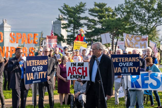 October 1, 2026, Washington, Dc, USA: Senator Jeff Merkley (D-Oregon) speaks to protesters opposed to President TrumpÃ¢â‚¬â ¢s proposed arch outside of Arlington Cemetery on October 1, 2026. Washington USA - ZUMAl312 20261001_znp_l312_001 Copyright: xAndrewxLeydenx