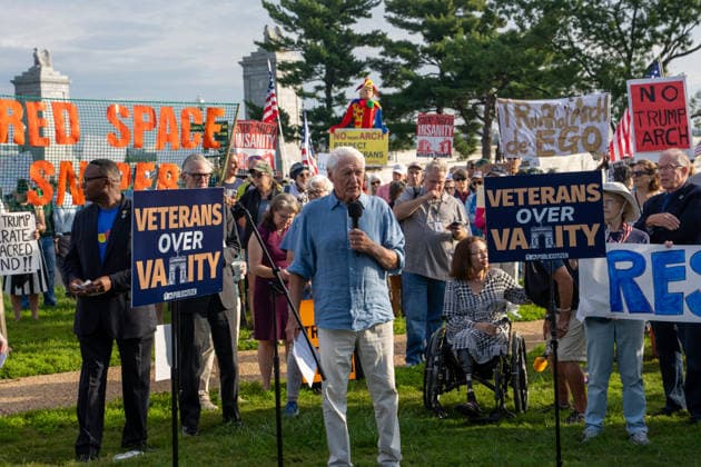 October 1, 2026, Washington, Dc, USA: Jon Gundersen, Vietnam veteran who is suing over President Trump over the propose arch, speaks to protesters outside of Arlington Cemetery on October 1, 2026. Washington USA  - ZUMAl312 20261001_znp_l312_018 Copyright: xAndrewxLeydenx