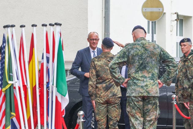 Meeting between the German Chancellor, the Prime Minister of the Netherlands, and the NATO Secretary General at the 1st German-Dutch Corps; arrival of the German Chancellor at the courtyard of honor; Friedrich Merz (CDU), Chancellor of Münster, North Rhine-Westphalia, DEU, Germany, October 1, 2026