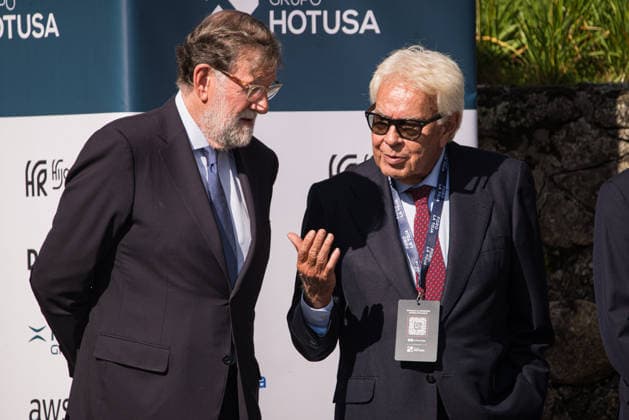 Felipe VI and Pedro Sánchez attend the opening of the La Toja Forum in O Grove, Pontevedra. Former Prime Ministers Mariano Rajoy and Felipe González converse upon their arrival at the opening of the La Toja Forum on October 1, 2026, in O Grove, Pontevedra, Galicia, Spain. The La Toja Atlantic Link Forum is a renowned annual forum for debate and reflection focused on the defense of liberal democracy, the Atlantic partnership, and international cooperation. Founded in 2019 on the initiative of Josep Piqué, Amancio López Seijas, and the Hotusa Group, it brings together prominent political, business leaders, academics, and representatives of civil society on the island of La Toja. OCTOBER 1, 2026 LA TOJA FORUM POLITICS ECONOMY SPEAKERS ATLANTI Copyright: xElenaxFernandezx 7813264