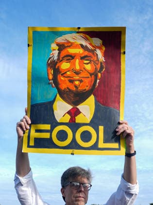 Demonstrators protest Trump’s proposed triumphal arch in Washington DC WASHINGTON, D.C., UNITED STATES - OCTOBER 01: Demonstrators protest against US President Donald Trump’s proposed triumphal arch at Memorial Circle in Washington, D.C., on October 01, 2026. Trump has said the planned structure, proposed near Arlington National Cemetery along the Potomac River, would include facilities for drones and snipers. The project is part of Trump’s efforts to reshape the US capital. Mehmet Eser Anadolu Washington, D.C. United States. Editorial use only. Please get in touch for any other usage.  Copyright: x2026xAnadoluxMehmetxEserx