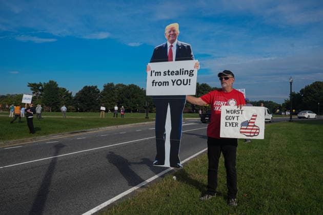 Demonstrators protest Trump’s proposed triumphal arch in Washington DC WASHINGTON, D.C., UNITED STATES - OCTOBER 01: Demonstrators protest against US President Donald Trump’s proposed triumphal arch at Memorial Circle in Washington, D.C., on October 01, 2026. Trump has said the planned structure, proposed near Arlington National Cemetery along the Potomac River, would include facilities for drones and snipers. The project is part of Trump’s efforts to reshape the US capital. Mehmet Eser Anadolu Washington, D.C. United States. Editorial use only. Please get in touch for any other usage.  Copyright: x2026xAnadoluxMehmetxEserx