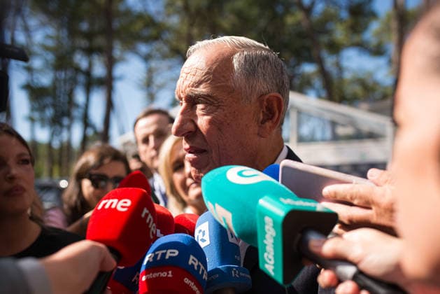 Felipe VI and Pedro Sánchez attend the opening of the La Toja Forum in O Grove, Pontevedra. The former President of the Portuguese Republic, Marcelo Rebelo de Sousa, speaks with the media upon his arrival at the opening of the La Toja Forum on October 1, 2026, in O Grove, Pontevedra, Galicia, Spain. The La Toja Forum: Atlantic Link is a renowned annual forum for debate and reflection focused on the defense of liberal democracy, the Atlantic partnership, and international cooperation. Founded in 2019 on the initiative of Josep Piqué, Amancio López Seijas, and the Hotusa Group, it brings together prominent political, business leaders, academics, and representatives of civil society on the island of La Toja. OCTOBER 1, 2026 LA TOJA FORUM POLI Copyright: xElenaxFernandezx 7813304