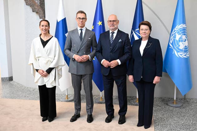 Estonian President Alar Karis (2R) and his wife Sirje Karis (R) pose with Finnish President Alexander Stubb (2L) and his wife Suzanne Innes-Stubb as they meet at the President s official residence Mäntyniemi in Helsinki, Finland, on October 1, 2026. President Karis is on a farewell visit to Finland. - HEIKKI SAUKKOMAA Helsinki Finland  Copyright: xHeikkixSaukkomaax Grhj-yq40gk