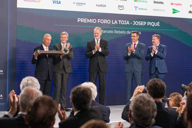 Felipe VI and Pedro Sánchez attend the opening of the La Toja Forum in O Grove, Pontevedra. King Felipe VI presents the Josep Piqué La Toja Forum Award to the former President of the Portuguese Republic, Marcelo Rebelo de Sousa, during the opening of the La Toja Forum on October 1, 2026, in O Grove, Pontevedra, Galicia, Spain. The La Toja Forum: Atlantic Link is a renowned annual forum for debate and reflection focused on the defense of liberal democracy, the Atlantic bond, and international cooperation. Founded in 2019 on the initiative of Josep Piqué, Amancio López Seijas, and the Hotusa Group, it brings together prominent political, business leaders, academics, and representatives of civil society on the island of La Toja OCTOBER 1, 202 Copyright: xElenaxFernandezx 7813320