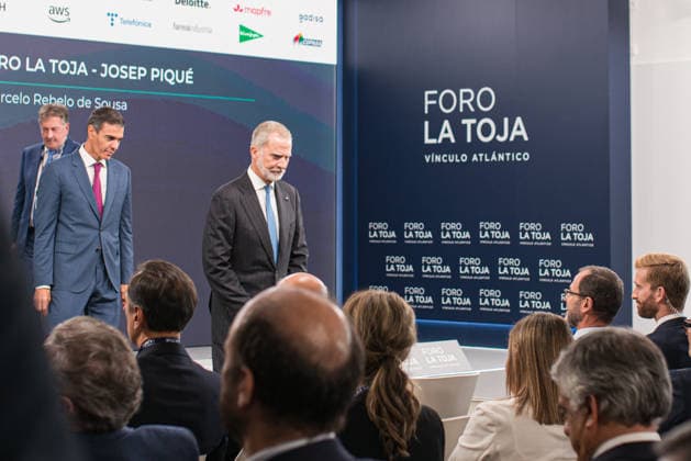 Felipe VI and Pedro Sánchez Attend the Opening of the La Toja Forum in O Grove, Pontevedra King Felipe VI and Prime Minister Pedro Sánchez during the opening of the La Toja Forum on October 1, 2026, in O Grove, Pontevedra, Galicia, Spain. The La Toja Forum: Atlantic Link is a renowned annual forum for debate and reflection focused on the defense of liberal democracy, the Atlantic partnership, and international cooperation. Founded in 2019 on the initiative of Josep Piqué, Amancio López Seijas, and the Hotusa Group, it brings together prominent political, business leaders, academics, and representatives of civil society on the island of La Toja. OCTOBER 1, 2026 LA TOJA FORUM POLITICS ECONOMY SPEAKERS ATLANTIC LINK INTERNATIONAL COOPERATION Copyright: xElenaxFernandezx 7813325