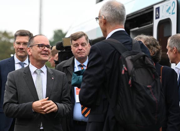 Leer-Groningen Rail Line: Wunderline Begins Service Lower Saxony’s Minister of Transportation, Grant Henrik Tonne, upon arrival in Weener. For more than ten years, the cross-border train service between Leer in East Frisia and Groningen in the Netherlands had been suspended. Weener, Lower Saxony, Germany Copyright: xdiebildwerftx