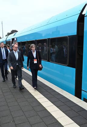 Leer-Groningen Rail Line: Wunderline Begins Service Lower Saxony’s Minister of Transportation, Grant Henrik Tonne, upon arrival in Weener. For more than ten years, the cross-border train service between Leer in East Frisia and Groningen in the Netherlands had been suspended. Weener, Lower Saxony, Germany Copyright: xdiebildwerftx