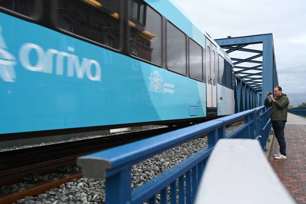 Leer-Groningen Rail Line: Wunderline Begins Service The Arriva train crosses the Friesen Bridge in Weener. For more than ten years, the cross-border rail connection between Leer in East Frisia and Groningen in the Netherlands had been suspended. Weener, Lower Saxony, Germany Copyright: xdiebildwerftx