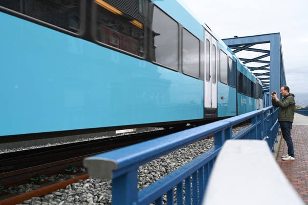 Leer-Groningen Rail Line: Wunderline Begins Service The Arriva train crosses the Friesen Bridge in Weener. For more than ten years, the cross-border rail connection between Leer in East Frisia and Groningen in the Netherlands had been suspended. Weener, Lower Saxony, Germany Copyright: xdiebildwerftx
