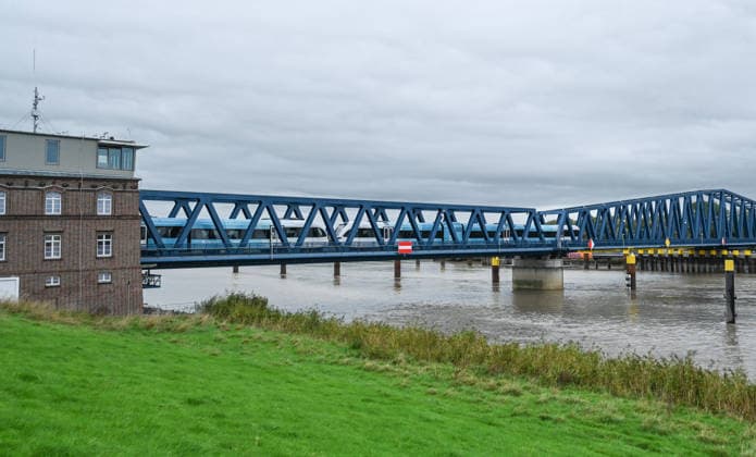 Leer-Groningen Rail Line: Wunderline Begins Service The Arriva train crosses the Friesenbrücke bridge in Weener. For more than ten years, the cross-border rail connection between Leer in East Frisia and Groningen in the Netherlands had been suspended. Weener, Lower Saxony, Germany Copyright: xdiebildwerftx