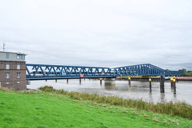 Leer-Groningen Rail Line: Wunderline Begins Service The Arriva train crosses the Friesenbrücke bridge in Weener. For more than ten years, the cross-border rail connection between Leer in East Frisia and Groningen in the Netherlands had been suspended. Weener, Lower Saxony, Germany Copyright: xdiebildwerftx