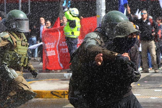 Santiago, October 1, 2026. The Chilean Student Confederation and social organizations are calling for a national strike in Santiago and other regions, demanding funding for public education as part of the debate on the 2027 Budget Bill. Jonnathan Oyarzun Aton Chile, Santiago, Chile Aton 1195891  Copyright: JONNATHANxOYARZUN ATONxCHILE