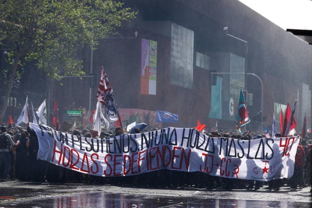 Santiago, October 1, 2026. The Chilean Student Confederation and social organizations are calling for a national strike in Santiago and other regions, demanding resources for public education as part of the debate on the 2027 Budget Bill. Jonnathan Oyarzun Aton Chile, Santiago, Chile Aton 1195895  Copyright: JONNATHANxOYARZUN ATONxCHILE