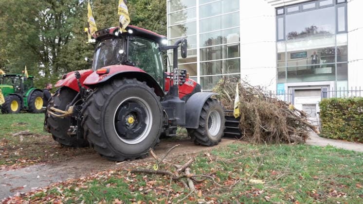 Farmers Are Protesting Outside a Tax Office - Guyancourt Videograbs - Several metric tons of agricultural waste dumped in front of the tax office by farmers protesting soaring fuel prices, with the building s facade doused with liquid, in Guyancourt, France, on October 1, 2026. The action is led by the Coordination Rurale union, which is demanding measures to lower the price of agricultural fuel and has announced plans to escalate its protests. Photo by CLPRESS ABACAPRESS.COM Guyancourt France  Copyright: xCLPRESS ABACAx